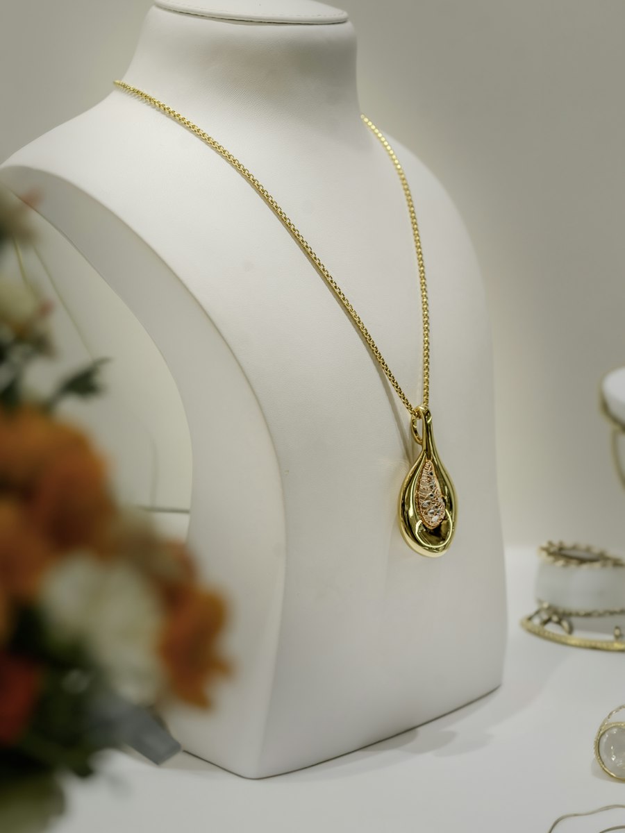 Aurora sapphire pendant