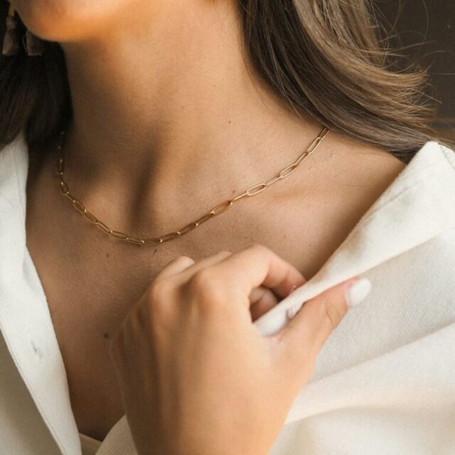 A fine chain at the collar